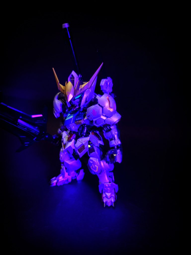 阿頼耶識システムナノマシンを介してパイロットの脳神経と機体のコンピュータを繋げる有機操縦デバイスシステム。バルバトスはモビルワーカーの物を転用していたが、MWとMSとで情報量が異なり、脳への負担も大きかった。第4形態に換装された際、三日月に特化した調整が施される事になる。