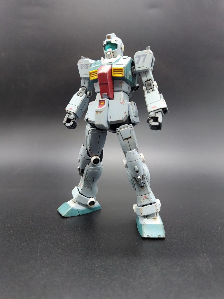 ゴーグルにひさしが付いてます。脛も普通のジムより豪華。