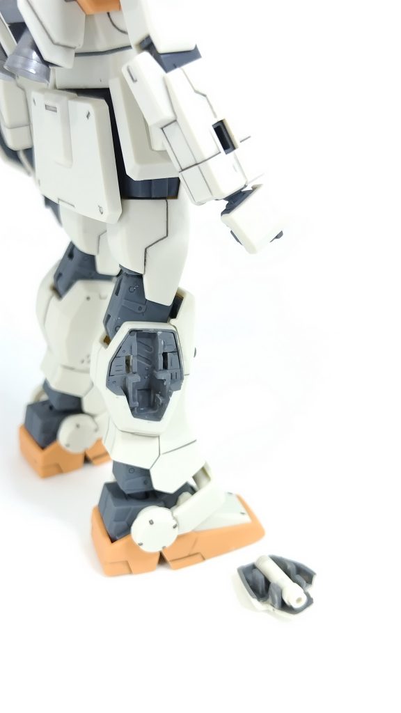 ほとんど手を加えなくてもいいキットなので、装甲裏をグレイ塗装をしています。これだけでもリアルさがアップします。