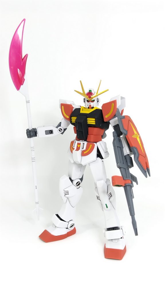 装甲裏のグレイ塗装、墨入れ、部分的にゴールド塗装、メインカメラの色変更にしました。EGなので、組み立て自体は30分くらいで終わりました。脚はもなかなので合わせ目処理をしました。パーティングライン消しなど丁寧に表面処理をしました。