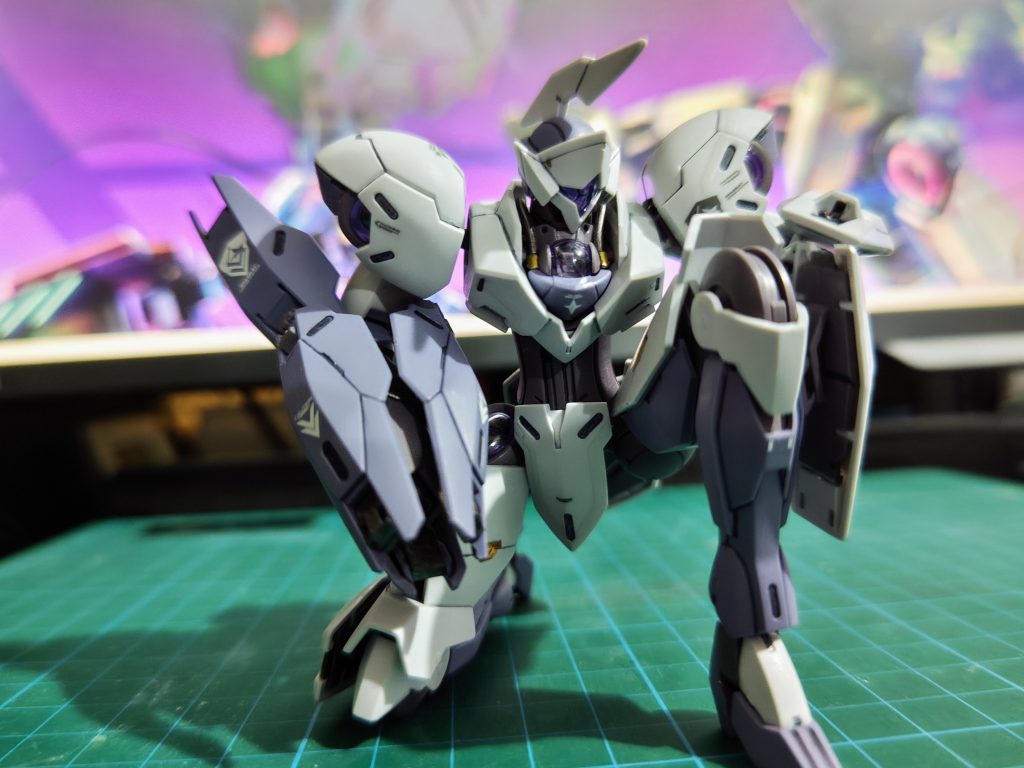 ベギルベウ譲りの超絶怒涛の可動範囲により膝立ちもご覧の通り。グラスレー系MSは可動に優れている割に保持力も良いため取り回しやすいです。肘の可動がやや弱いですが、必要最低限以上は動いてくれるので十分かと思います。