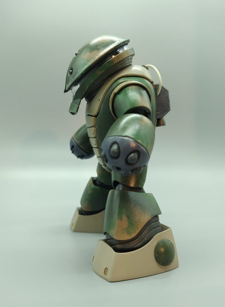 後ろのすいた分はエポパテ成形。スポンジスタンプで迷彩塗装。結構様になる。