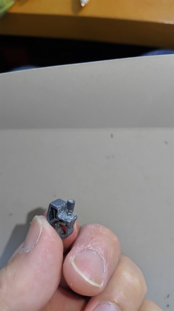 芯金を入れて瞬間接着剤とセメダイン、艶消しトップコートで折れた箇所を接着。ただし、センターからズレたので、他のパーツとぶつかることに。頑張って削りました。