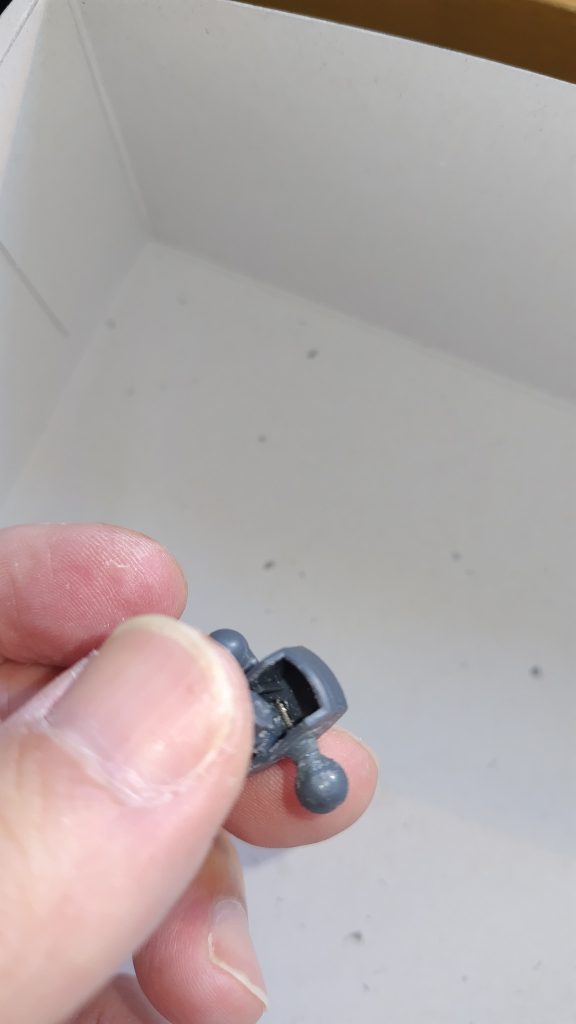 一番力がかかる足の付根も同じように直しましたが芯金を長めにして強度を持たせました。また組むときに関節部にワセリンを潤滑剤として塗布して破損を防止。膝も同様にできるだけ子供が遊んでも力がかからないように可動部にワセリンを塗ってなめらかに。