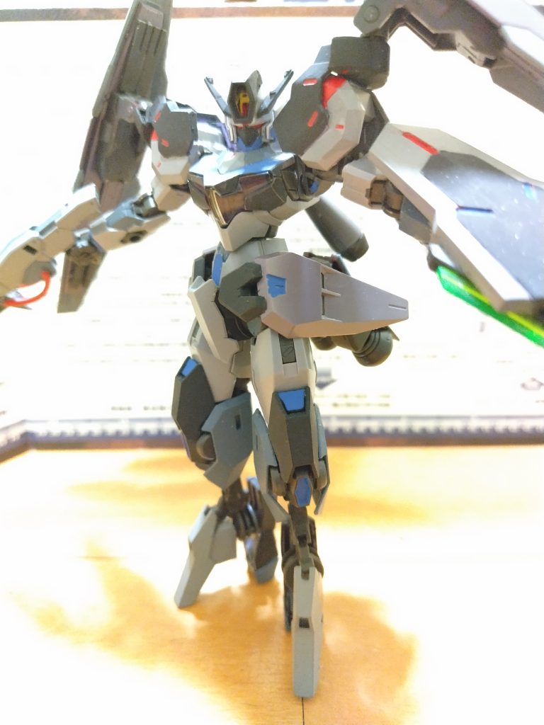 まずこの機体にはそもそも装甲が足りておらず、足に至っては途中部分が無装甲で骨組みが丸出しです。元来のガンヴォルヴァを無理やり有人機に変えている為資金が尽きた証です。改造自体は装甲外してヤスれば簡単です。