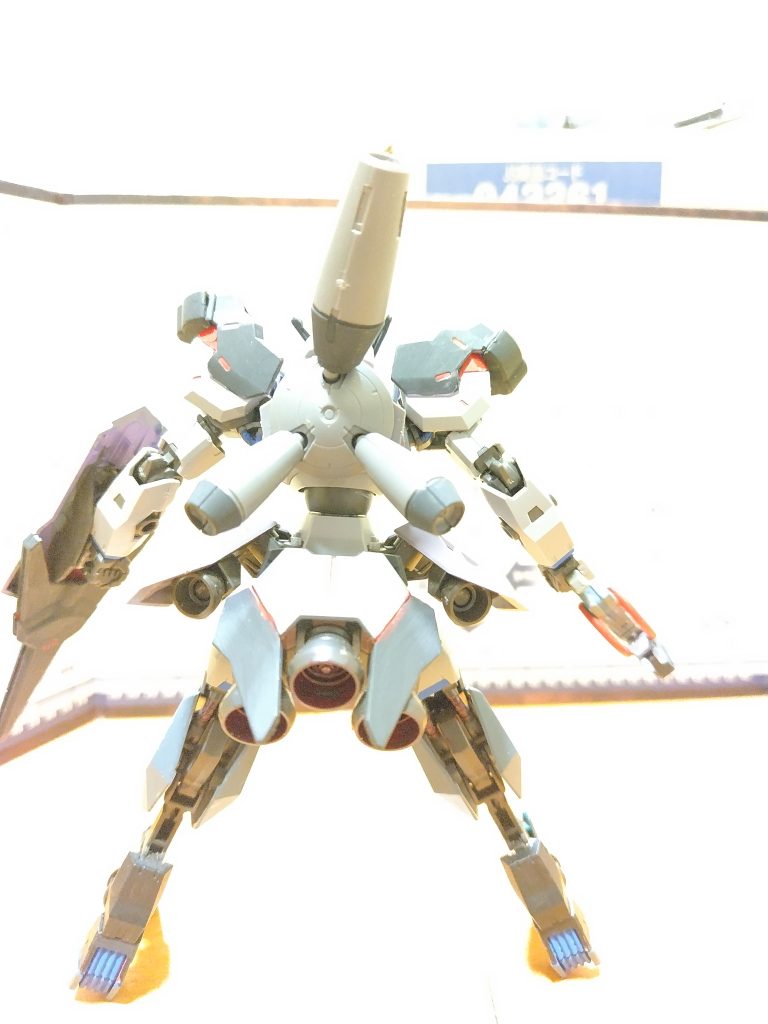 足は飾り、とは偉い人にはわからないらしいですがスラスターユニットを軽んじてはいけません。何故か一緒に宇宙に漂っていたガンダムソーンの推進機をつけましょう。え?回収されてる?知りませんねぇ。骨組みが肉抜きのままですがこれも金をケチったからですね。そうしましょう。背中には長期間の戦闘に対応するための燃料タンクをつけています。足にタンクとかそういうのできなくなりましたからね。