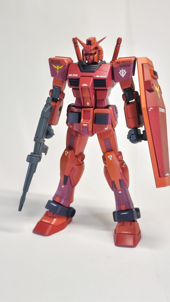 塗装は全てガンダムマーカーエアブラシです。黒立ち上げ後に各シャアカラー3色を重ね吹きしてます。