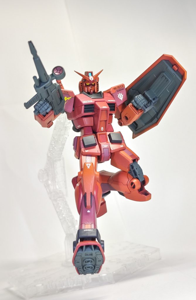 正直表面処理は色々とサボってます。パーティングラインやヒケはそのまま。合わせ目消しも不十分で凹んでる箇所もあります。右膝のパーツはどこかへ亡くしてしまったのでプラバンから複製しました(むしろそれが一番上手くいった感じ…)