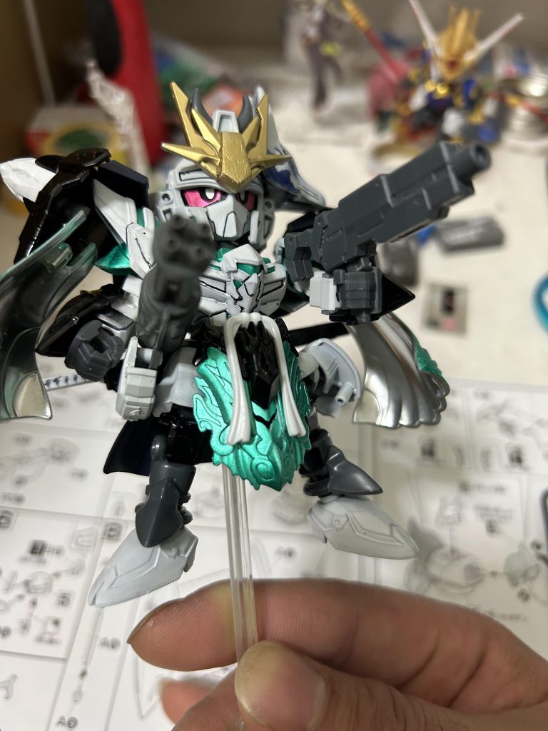 ちなみに射撃武装の二つを構えてるとこ、ガトリングを装備させる関係で、変形機構はオミットの形をとってます。