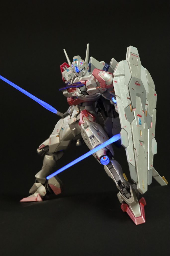 ガイアカラーの蛍光クリアーは、青く光るのですね。少しだけスジボリに蛍光ピンクを試してみました。