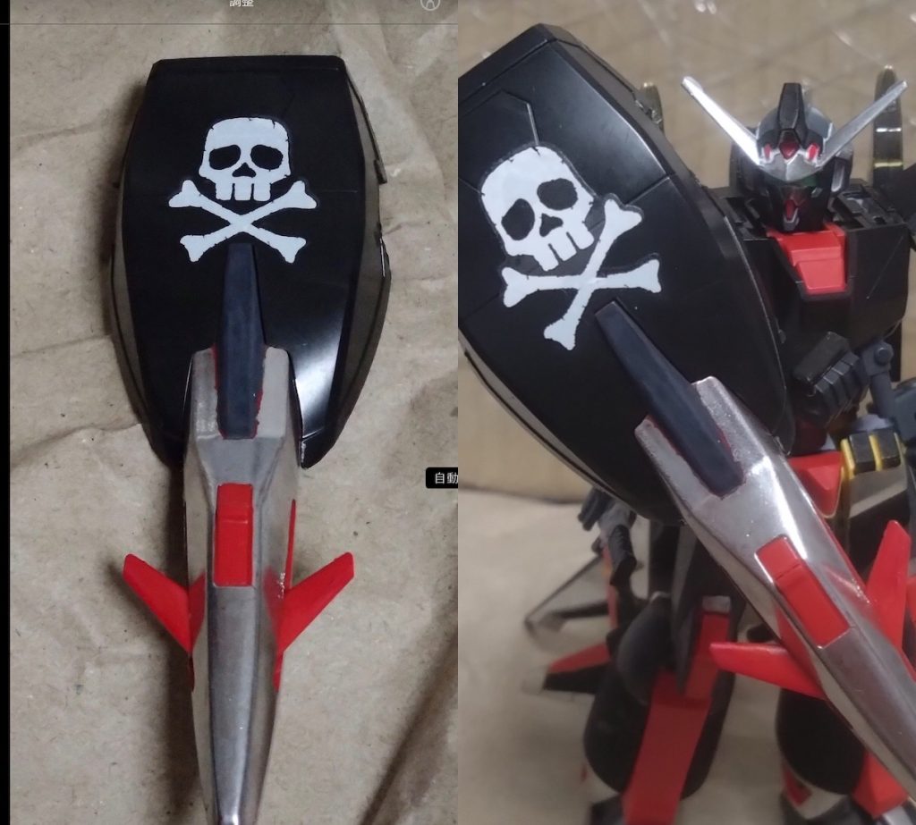 シールドムラサメのシールドとあまり変わらない。本来のムラサメならシールドを失ったら戦闘機形態に変形ができなくなるが、このキュラサメの場合も戦闘機や水中形態に変形ができなくなる。しかし、高速戦闘形態には変形が可能となっている。 「このアタシに盾を使わせるとは……上等じゃねぇか!!」 シールドは変形時、アンカーなどを取り付けやすくする為、2か所削りました。また、海賊の象徴とも言えるドクロマークのデカールも貼り付けました。これは『キャプテンハーロック』のモノをネットで見つけて購入したモノになります。シールド以外にも海賊のドクロマークは左肩に貼りました。