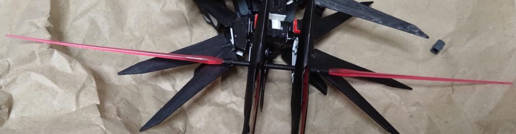 隠しビームサーベルこれは変形時に使える武装になります。気づいた方もいらっしゃるかとは思いますが、バックパックのとある部分にビームサーベルが内蔵。変形時による体当たりで、敵が回避した瞬間にビームサーベルのビーム展開して攻撃…といった戦法になるモノになります。 このビームサーベルはHGレジェンドガンダムのビームジャベリンを使用しました。