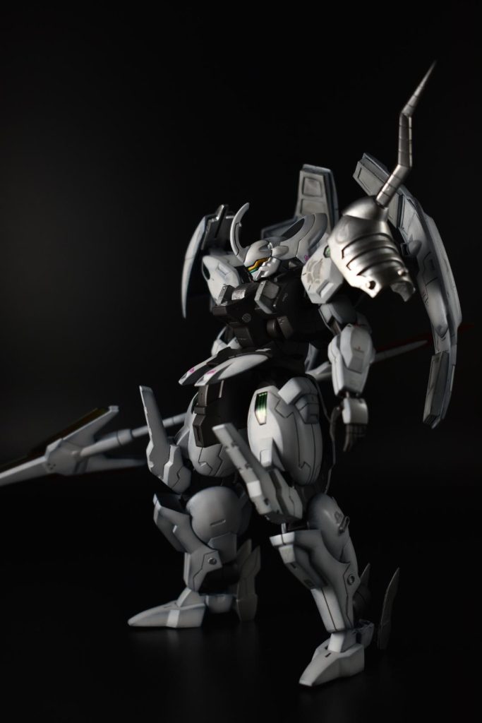 アンビカーを背中に背負わせてみたくて、左肩は懐かしの武者ボルトの肩パーツを使いました。