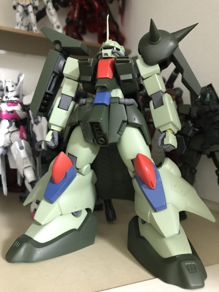 2色のグリーンで塗装したところ。薄い方はクレオスのガンダムカラースプレーのMSグリーン。正当なザクⅡの後継機なので違和感なし!
