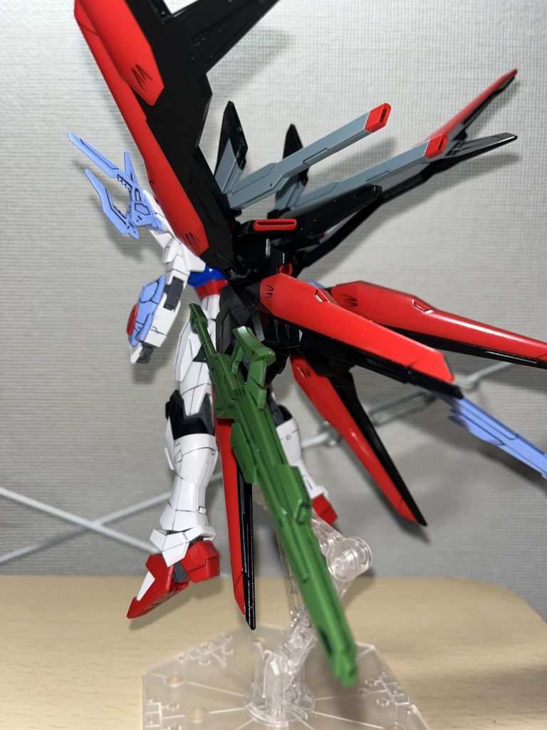 赤を青に塗りたい病が発症しそうでしたが、この機体の面白い所、というか製作者のサナちゃんのこだわりはストライクっぽく見えるストライクフリーダム。なので、赤を青にするのはそれに反するかなーと。