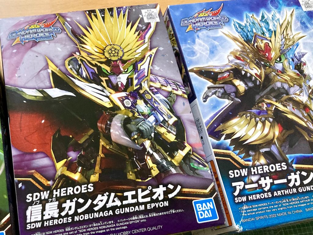 アーサーガンダムMk.Ⅲがまさに西洋甲冑モチーフなのでこちらの脚・肩・マントといった特徴的な意匠をそのまま取り入れつつ、腰回りや腕部など戦国武将風の要素もバランスを意識して残しました。胸の部分は南蛮胴の特徴である曲面的なプレートアーマー感を出したかったので、エポパテを使って磨いて整形しました。頭部の南蛮兜も同様にエポパテで曲面を意識して制作し、家紋付き前立パーツを接続して戦国武将感とのバランスを整えました。