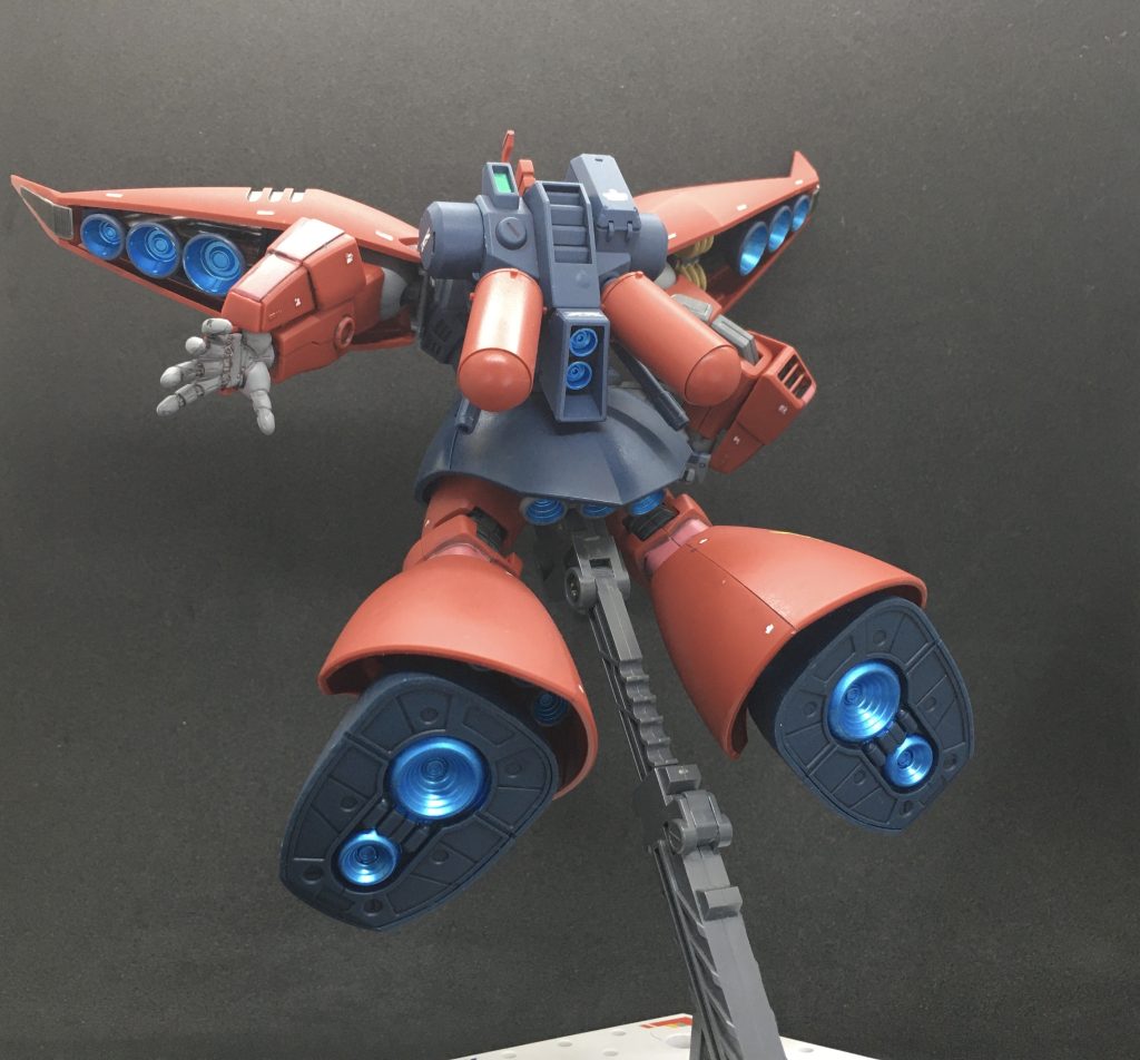 バーニア内は過去にホビージャパンで見たゲルググ系の作例を参考にメタリックブルーにしました。リゲルグは肩アーマー内部にもバーニアが増設されているので見栄え抜群です。