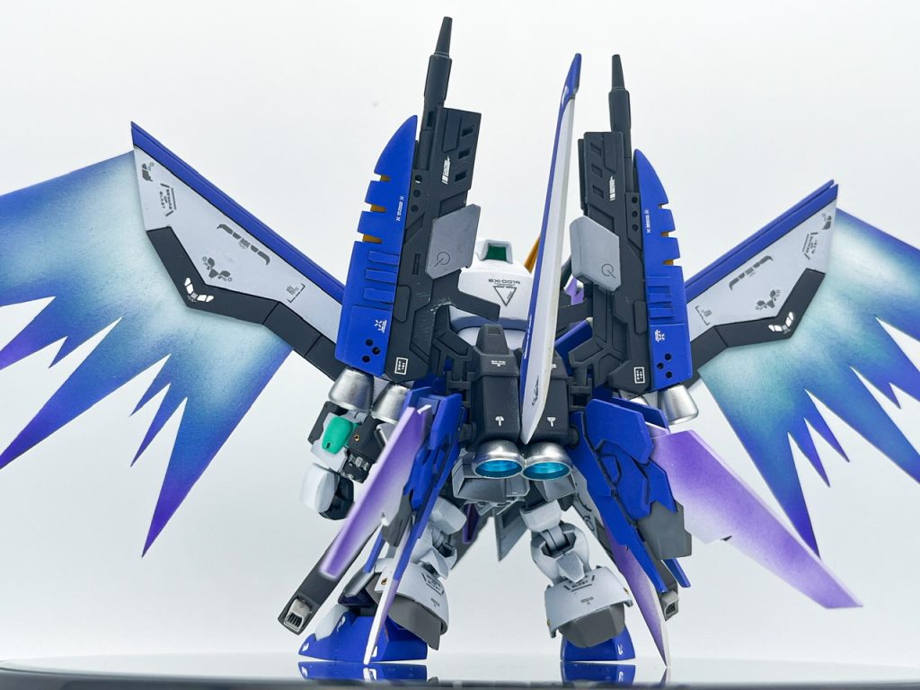 ▲全体の工作について主な改造ポイントは背面ユニットのバインダー関係のミキシングや加工。銃火器の作成。フロントスカートの交換、光の翼作成という所。細かなところではパテを使った肉抜き穴埋め、つま先の延長加工、プラ板や各種パーツを使ったディテールアップなどなど。