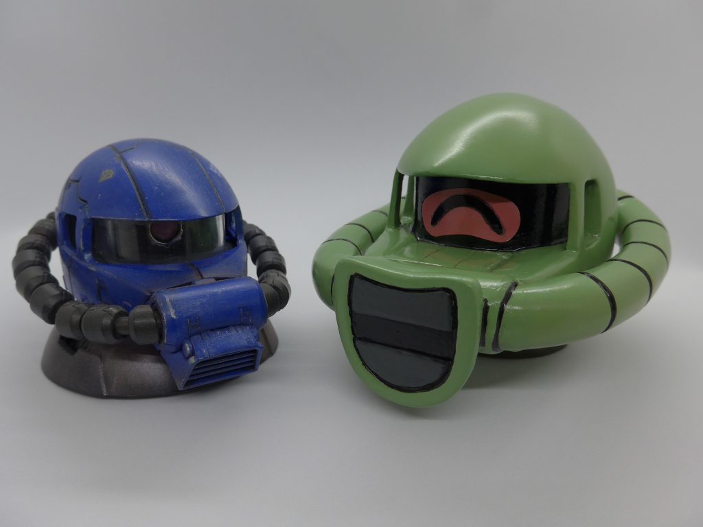 ガシャポンのザクヘッドとツーショットです。大きさは合わせようとしたつもりでしたが、気がつくと少し大きくなってしまいました。並んだ姿もよいですが