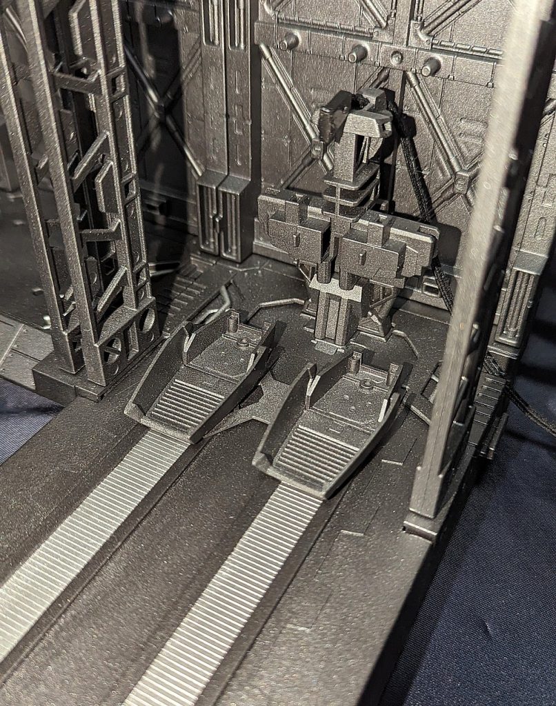 メカニカルバストの余剰パーツを使い、グランバスター製作時に改修した補助動力ケーブルのスタンドを作ってます