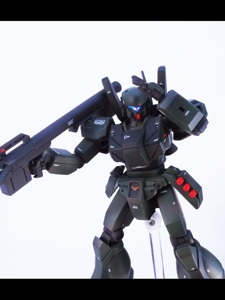 劇中の左手での敬礼が印象的だったので、敬礼用の左手を作成しました。そもそもMSで敬礼するのか疑問ではありますが…。