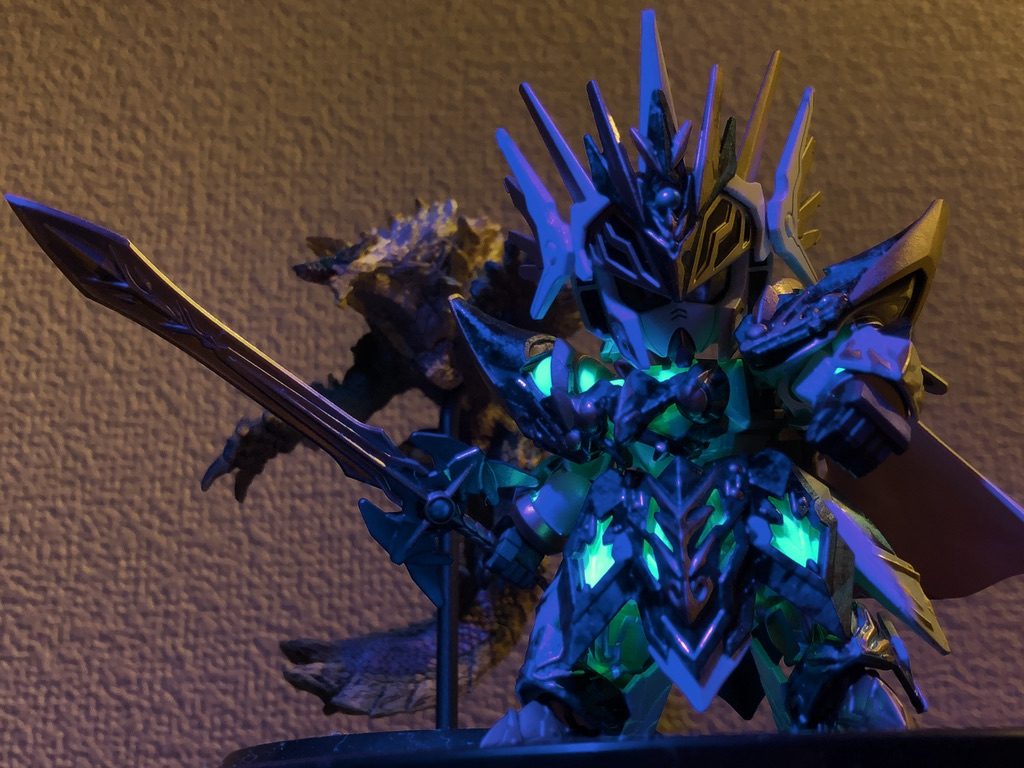 超帯電状態。クリアパーツにスプーキーブルーを塗布してブラックライト照射時に青く発光するようにしました。