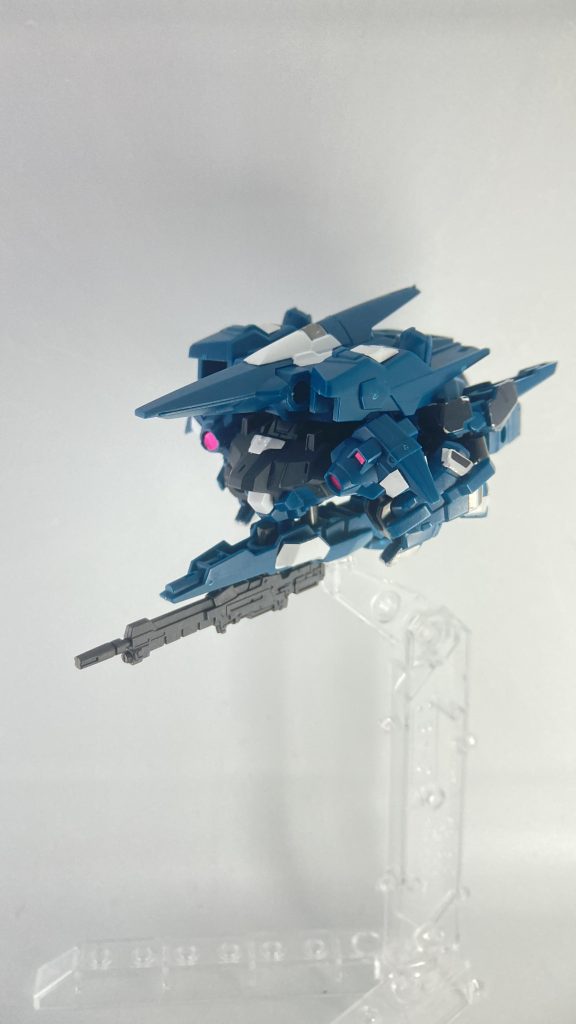 変形⑤腰があった場所の3mm軸にシールドとビームライフルを挿して完成です！