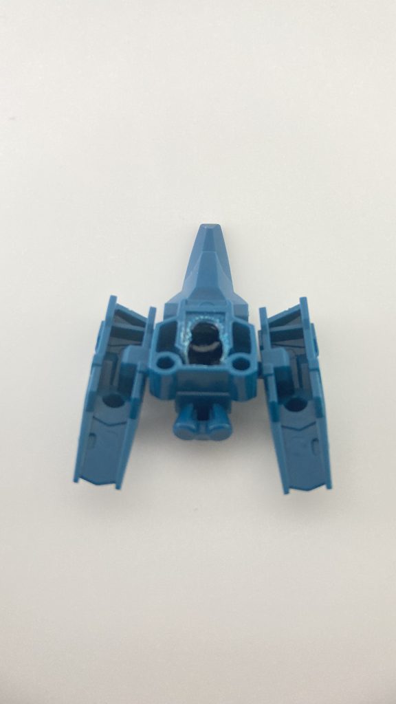 (バックパックの改造①)背中の3mm軸と変形後の首のボールジョイントを通すために穴を開けました。