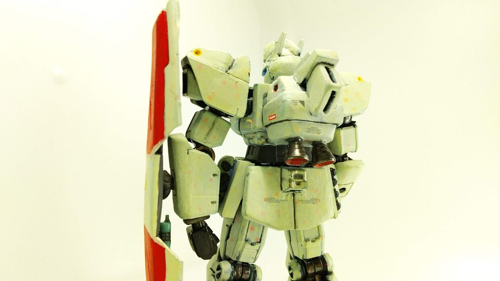 バックパックは樹脂粘土製です。素材にしたジム・カスタムのランドセルを 芯にしていますが、もはや影も形もありませんね。腰には、ライフルを懸架できるようにネオジム磁石を埋めています。