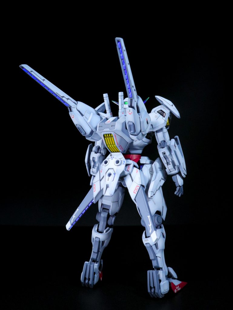 バックパックはライフルの接続アームをオミットし設定通りの形状に修正。 腰部スラスターも削り込んで小型化するなどかなり手を加えました。