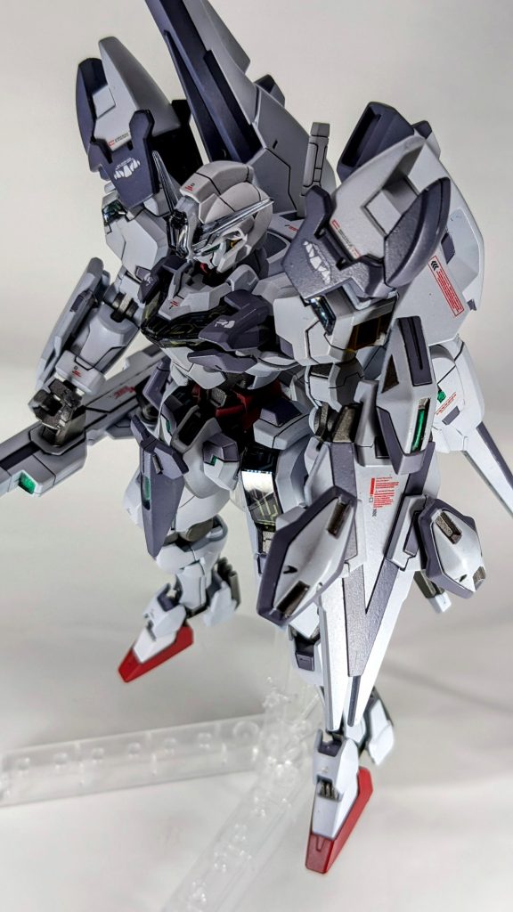 先述した、アサルトバスターのシールドにエスカッシャンがついている様子とバックパックが写真の様に変更され、ネオジム磁石にて接続されている様子です。意外なことにキャリバーンのバックパックのブースター接続方法と、アサルトバスターのバックパックの追加武装の接続方法は全く同じですので、無改造で変更することができます。