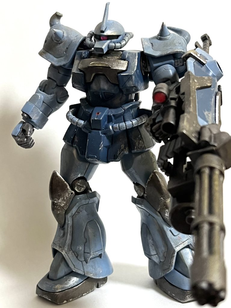 ジオン系の機体は初です。主にやった事は塗装、モノアイ加工、プラ板追加、スジボリ、多めの汚し、ダメージ加工です。肩スパイクをプラ板で尖らせていたのですが、塗装後に盛った所が片方折れたので思い切って切断してダメージ加工にしました。