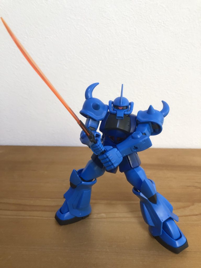 グフといえばこのポーズ。ちゃんと両手持ちできるように上手く設計されてるのが良いですね。