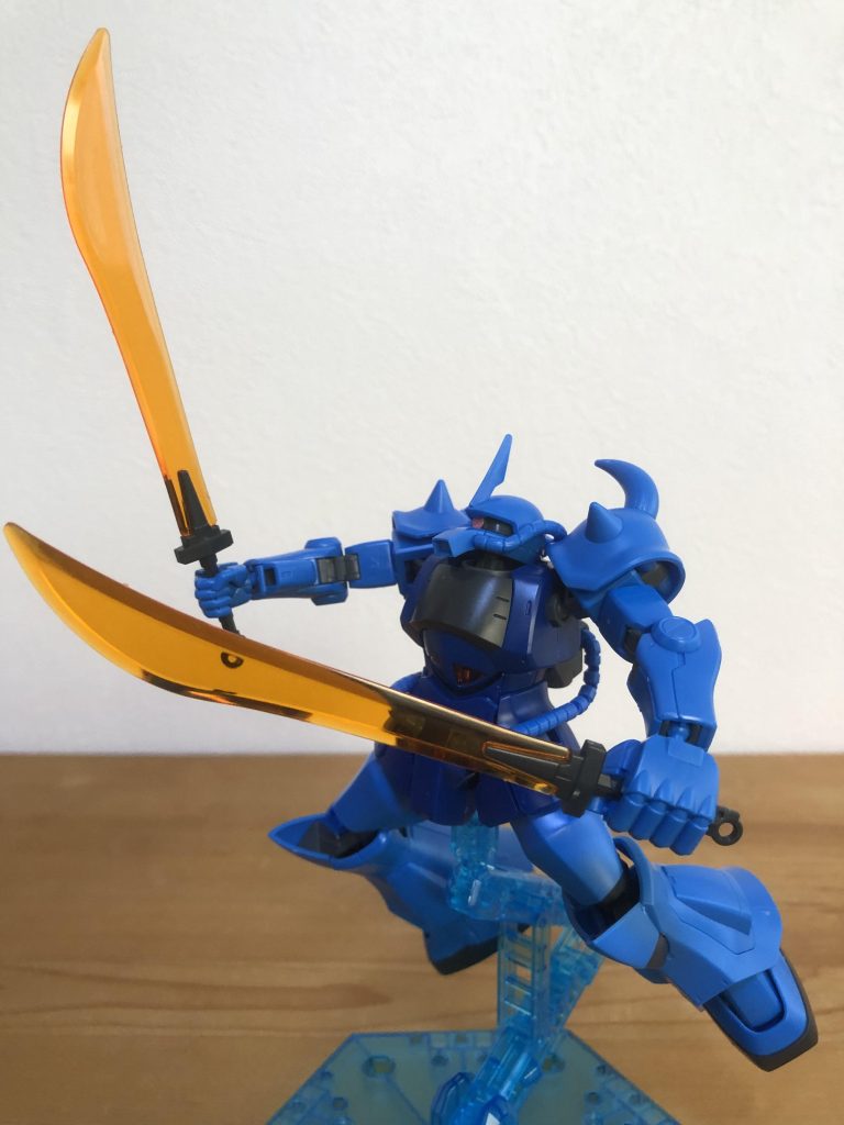 まさかの二刀流グフ。ヒートサーベル二本付属するからできるプラモオリジナル装備です。