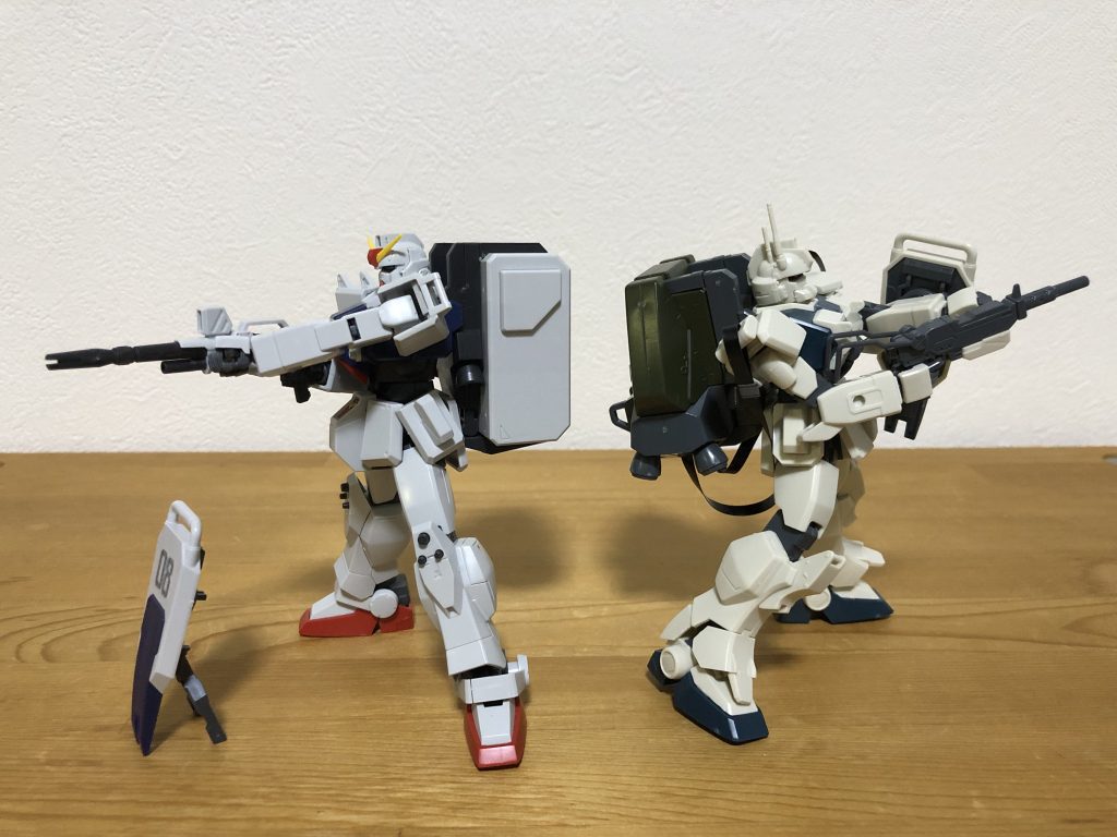陸戦型ガンダムと。どちらも付属の装備が多くてプレイバリュー高い良キットです。二つ揃えるとますます楽しい。