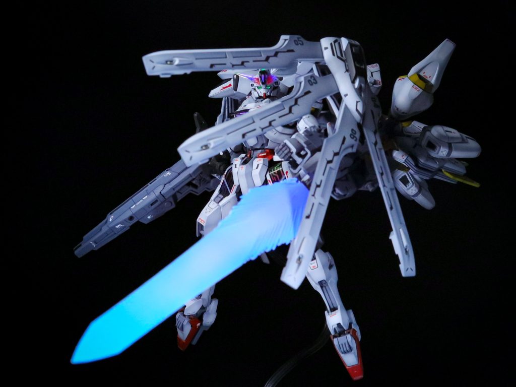 戦局に合わせて武装構成を変化させ柔軟に対応することができる。