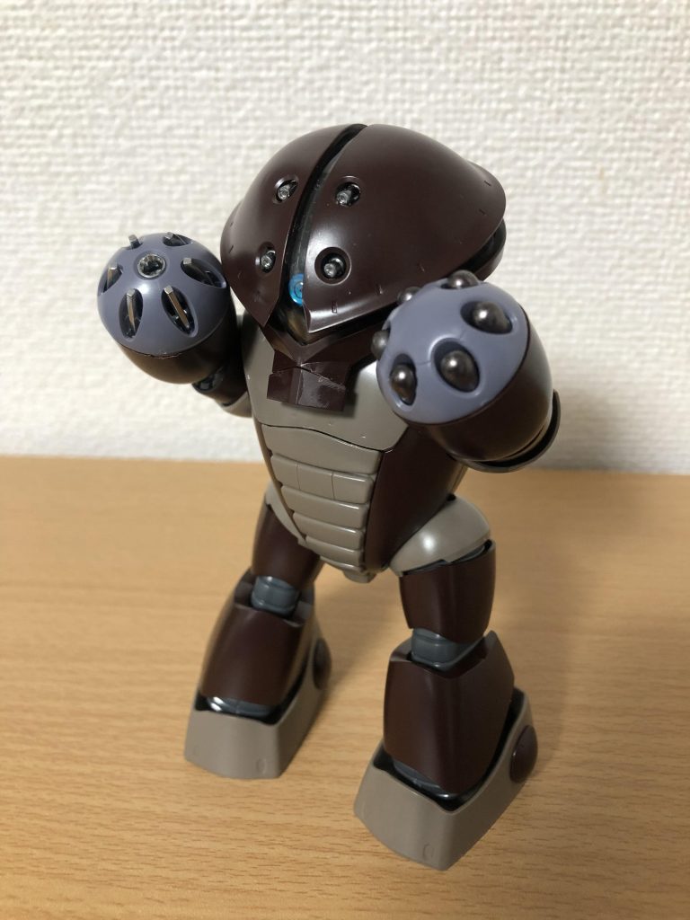 少し内股にして頭を抱えてる様子。だいぶかわいい…！。