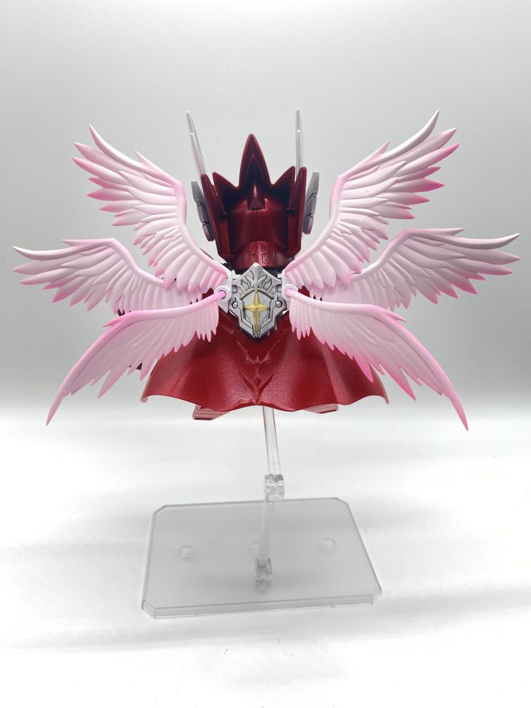 またまた、バックショット。ナイトストライクガンダムのマントに上手い感じに羽を生やせました👍羽は裏表と塗装を変え、表は Mr.クリスタルカラーのルビーレッドを。裏は、ガイアの蛍光ピンクを吹き、フラットホワイトで軽くグラデーションしました。狙いとしては、表は綺麗な白を見せながら羽の輪郭はUVライトでビコーンするというイメージでしたが… 実際は、広範囲のライトを使ってもそこまで光らなかった😢