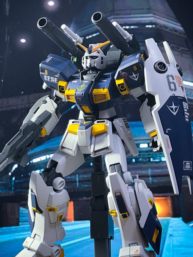 ツインアイはキット付属のシールは使用せず、HIQパーツのオーロラグリーンシールを付属のシールと同じ形に切り、周りを黒色に塗装して貼り付けています。反射が強く出て、角度によって色味も変化して見えるのでよりリッチな仕上がりになりました。