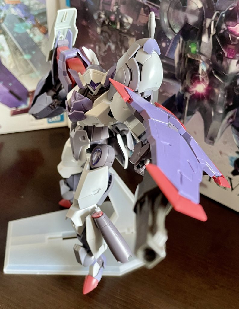 ベギルペンデに装備されていた巨大シールド。対GUND性能をミカエリス自体に持たせることで、単機でも対応できるようになっている。また、シールド下部に装備されているビームカルバリンによって砲撃戦も可能。エネルギーをチャージすることで戦艦すら撃ち抜ける火力を備える。