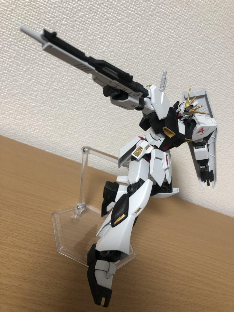 スタンドを使って少し動きをつけて。色変更は ・黄色部分を ガンダムマーカーのイエローゴールド。・内部フレームを アクリジョンの焼鉄色。・外装黒部分を アクリジョンの黒鉄色。に変更してます。