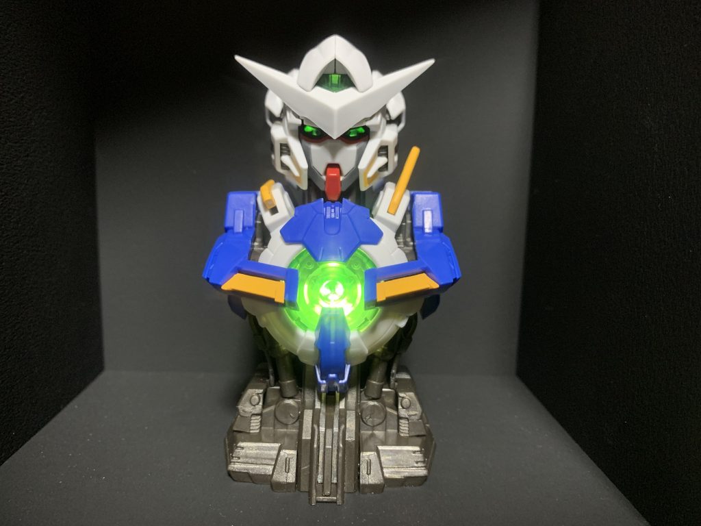 発光状態。頭とボディ両方光らせるためにはルミナスユニットが2つ、すなわち内部ユニットを2つ引き当てる必要があります。頼むから2つ入れといてくれ。エクシアは他のメカニカルバストと比べて発光は優秀だと思います。他の種類のはツインアイはともかくメインカメラが光ってるかわかりにくいので。。