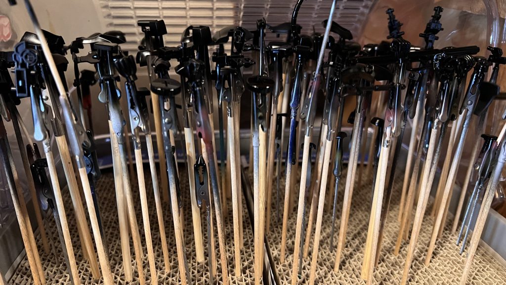 黒サフからグロス黒を吹いて磨き。