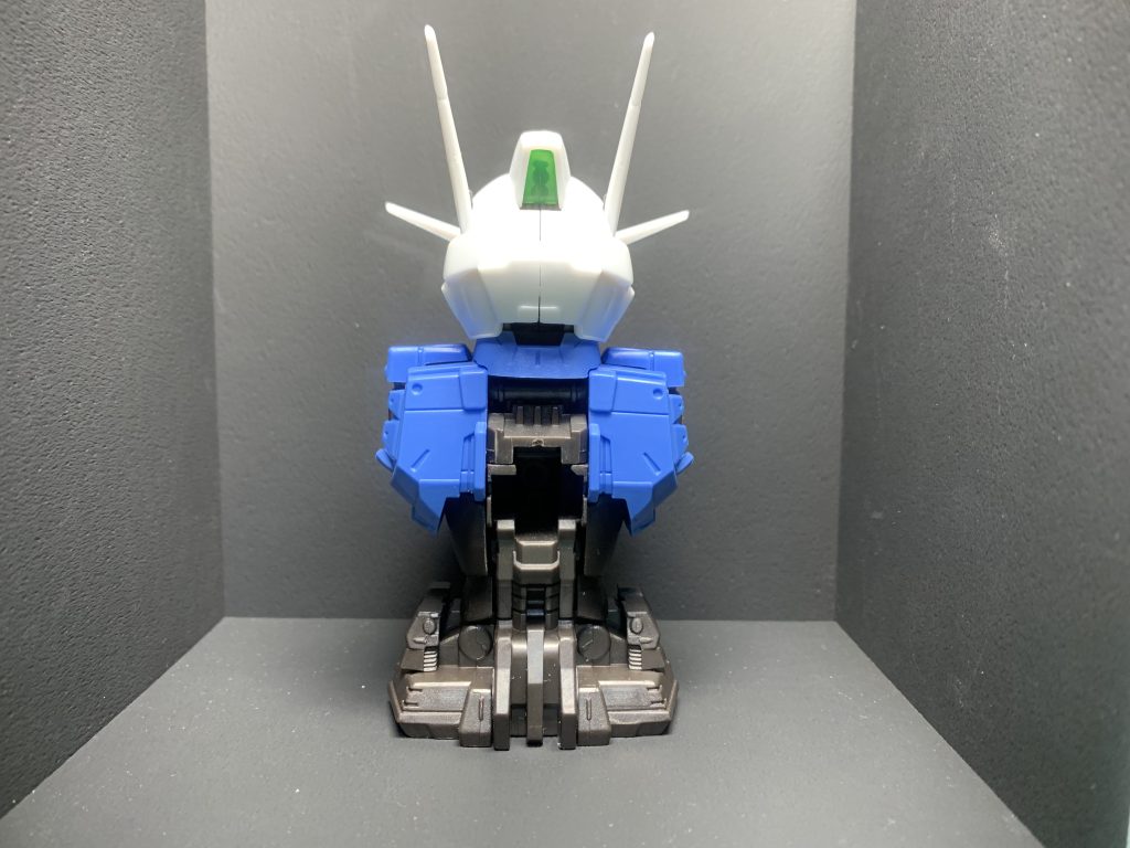 背面。ラインナップ中1番背面がスッキリしてます。頭部下面の合わせ目が気になるのでコレどうしようかなぁ。