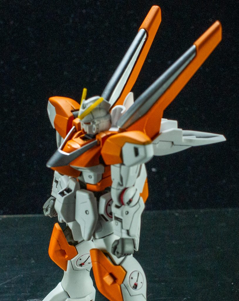 各関節にあるハードポイントには、エバーグリーンの細い角棒を赤く塗装した物を貼りましたが、そんなに目立ちませんでしたね