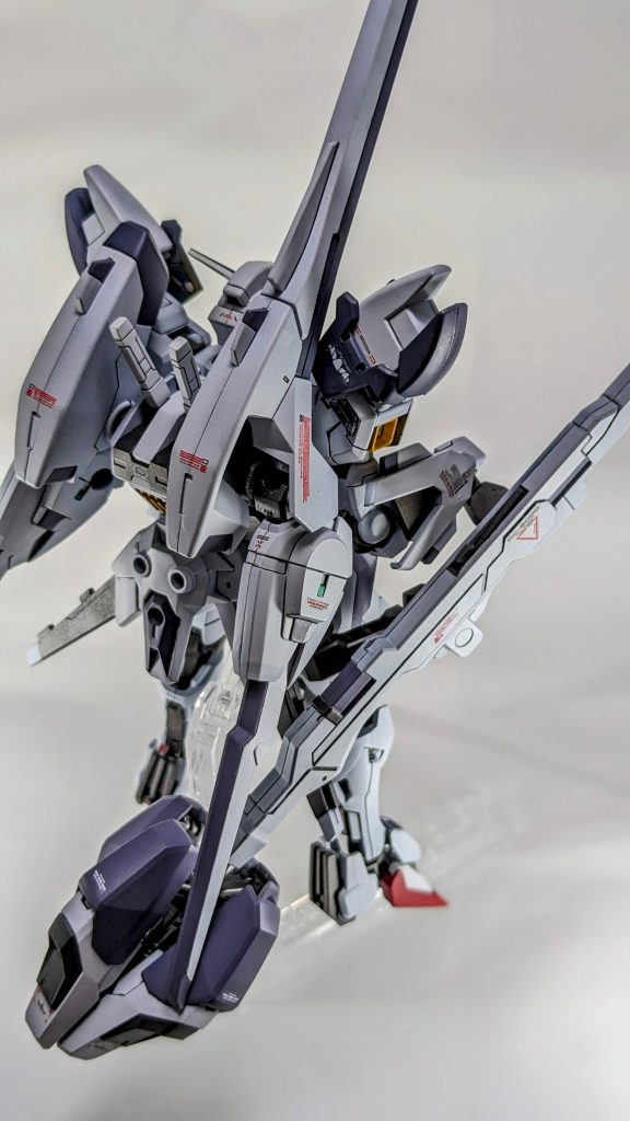 こちら側は、やはり位置を変更しているバックパックブースターと『バリアブルロッドライフル』が干渉してしまい、なかなかうまくポージングができません。(というか今回の撮影では簡易スタンドしか無いのでほぼ無理でしたが・・・。)