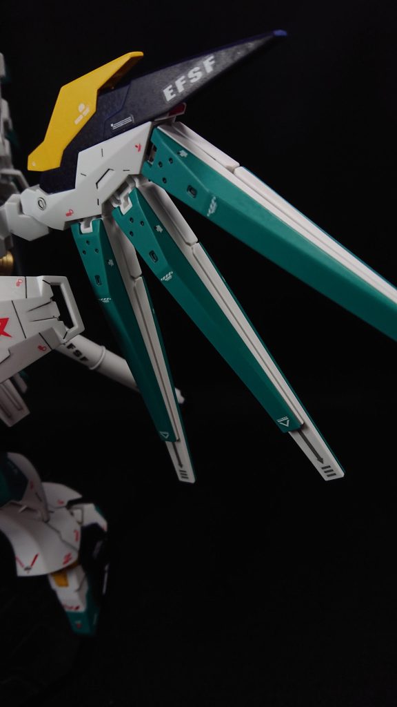 部分塗装にタミヤのエナメル塗料・フラットブラック・フラットレッドセンサー部分にはMr.メタリックカラーGX・メタルイエロー