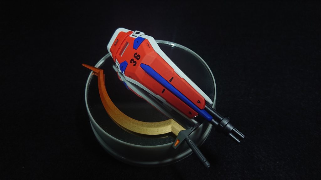 部分塗装にタミヤのエナメル塗料・オレンジ・ゴールドリーフ・フラットブラック・フラットレッド・フラットブルーセンサー部分にはMr.メタリックカラーGX・メタルイエローグリーン