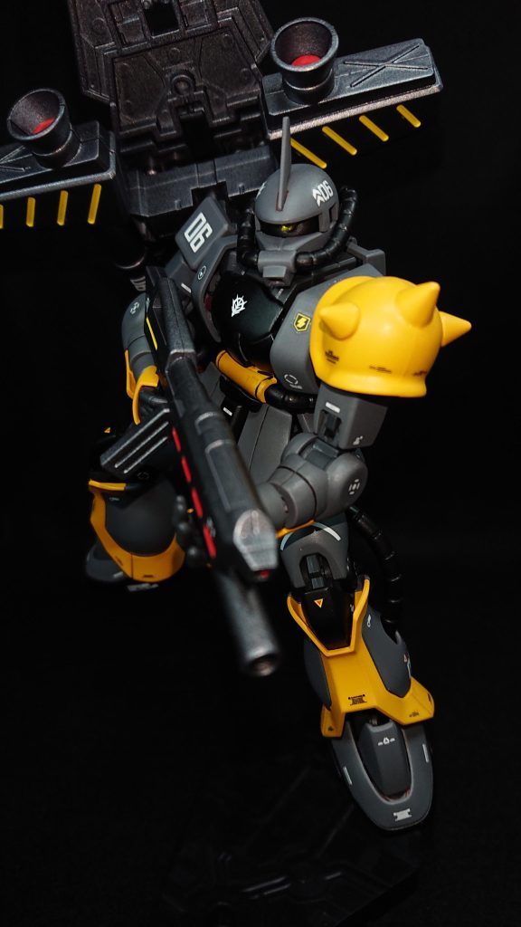 部分塗装にタミヤのエナメル塗料・フラットブラック・フラットイエロー・フラットレッド・ジャーマングレイモノアイ部分・デコレーションシール(黄)