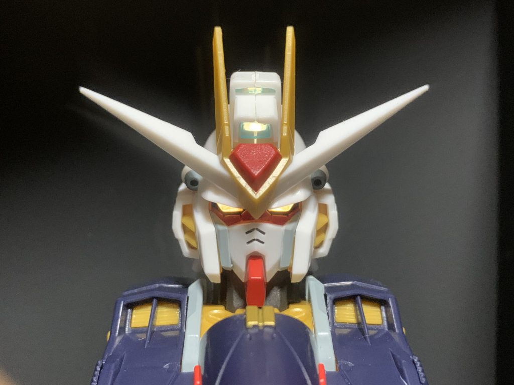 頭部発光アップ。クリア部の配色のおかげか他シリーズよりよく光る。パーツ同士の隙間とパーツ裏から透過防止で黒塗りしてあげればそこそこ良さそう。全塗装の場合の塗り分けもνガンダムに続いてそこまで難易度高くなさそうなので全塗装チャレンジにもよさそうでっせ!